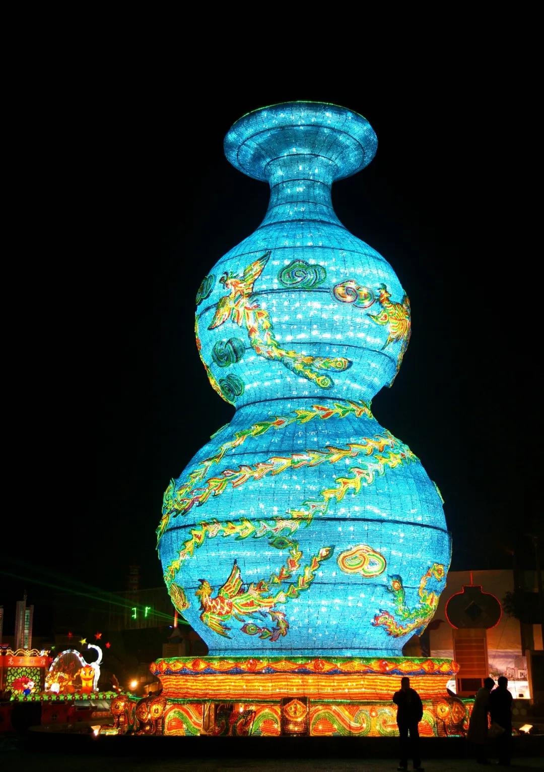 第十五届自贡国际恐龙灯会大型玻璃药瓶彩灯《九凤瓶》